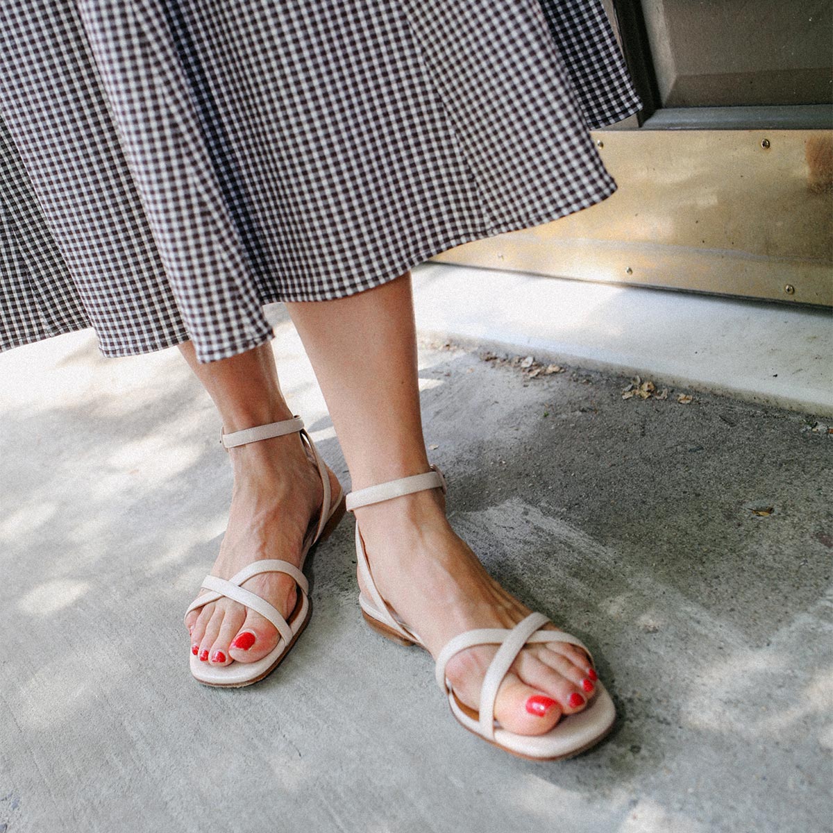 Flat sandal in magnolia leather on foot image