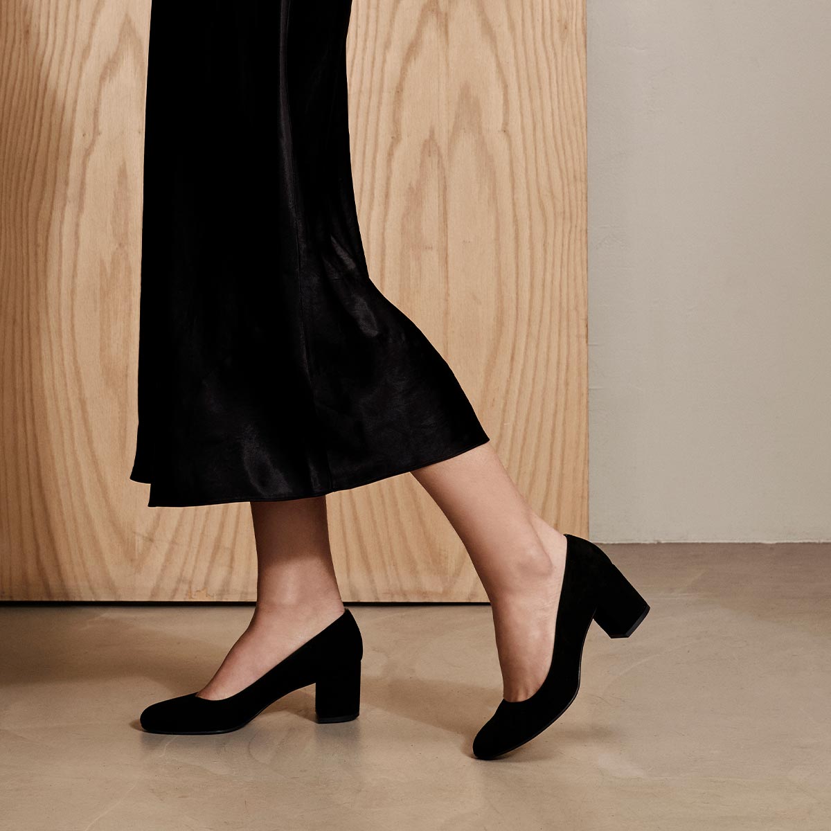 Black suede clearance pumps block heel